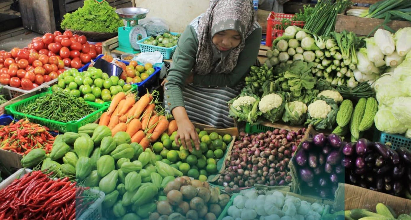  Penjualan sayur mayur di Pasar Pusat Padang Panjang.
